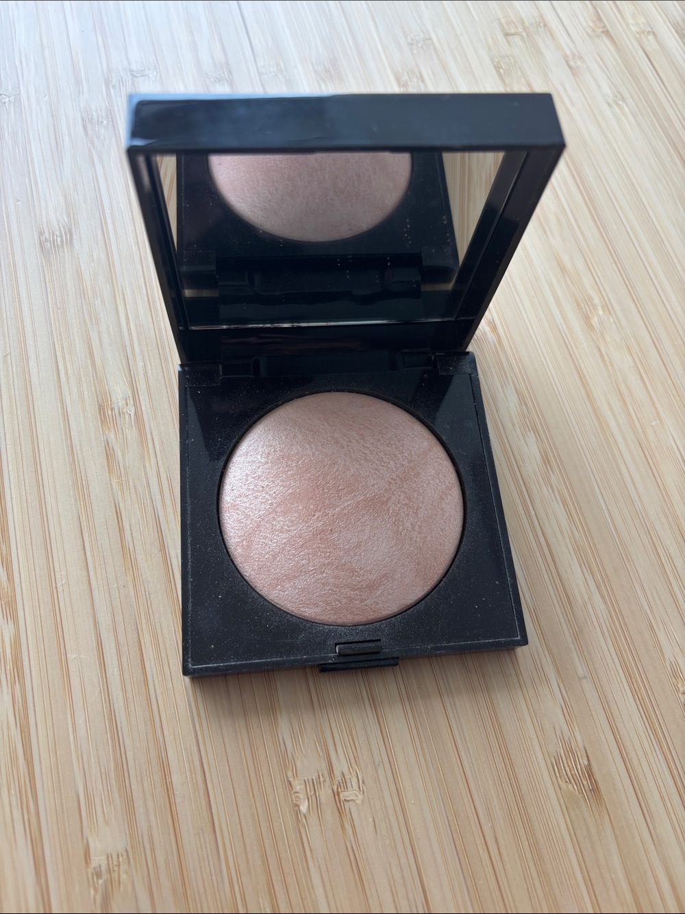 Laura Mercier Baked Highlighter 01 — Radiant Glow